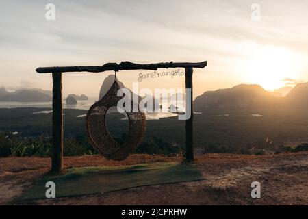 Romantischer Swing am Samet Nangshe Aussichtspunkt in der Phang Nga Bay, Thailand Stockfoto