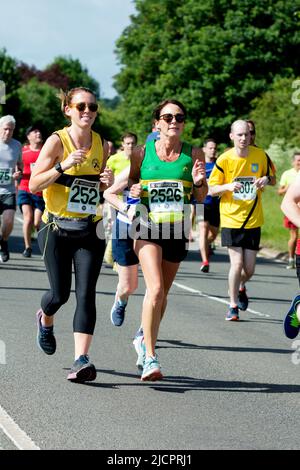 Läufer beim Straßenrennen 2022 Two Castles 10K, Warwickshire, Großbritannien Stockfoto