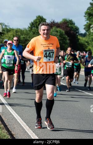 Läufer beim Straßenrennen 2022 Two Castles 10K, Warwickshire, Großbritannien Stockfoto