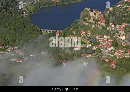 Frankreich, Loire, Saint-Paul-en-Cornillon, mittelalterliche Stadt, das Château de Cornillon, dessen erste Mauern im elften Jahrhundert erbaut wurden, steht auf dem Felsen, dominiert den See Grangent, (Luftaufnahme) Stockfoto