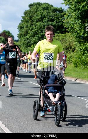 Läufer beim Straßenrennen 2022 Two Castles 10K, Warwickshire, Großbritannien Stockfoto