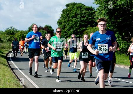 Läufer beim Straßenrennen 2022 Two Castles 10K, Warwickshire, Großbritannien Stockfoto