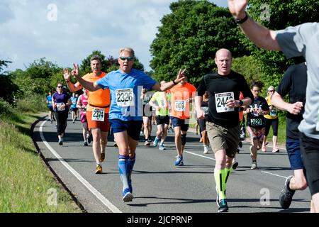 Läufer beim Straßenrennen 2022 Two Castles 10K, Warwickshire, Großbritannien Stockfoto