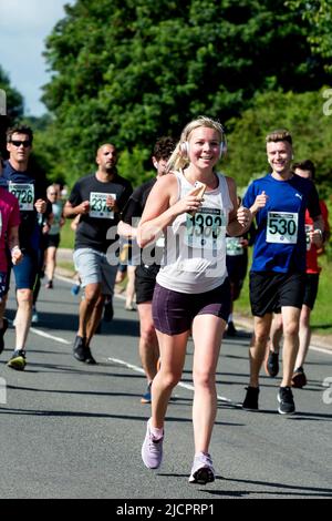 Läufer beim Straßenrennen 2022 Two Castles 10K, Warwickshire, Großbritannien Stockfoto