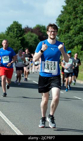 Läufer beim Straßenrennen 2022 Two Castles 10K, Warwickshire, Großbritannien Stockfoto