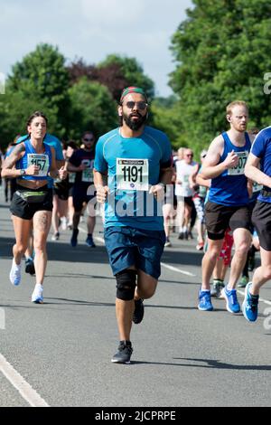 Läufer beim Straßenrennen 2022 Two Castles 10K, Warwickshire, Großbritannien Stockfoto