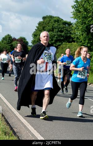 Läufer beim Straßenrennen 2022 Two Castles 10K, Warwickshire, Großbritannien Stockfoto