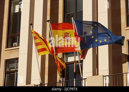 Spanische, katalanische und EU-Flaggen fliegen, Tarragona Stockfoto