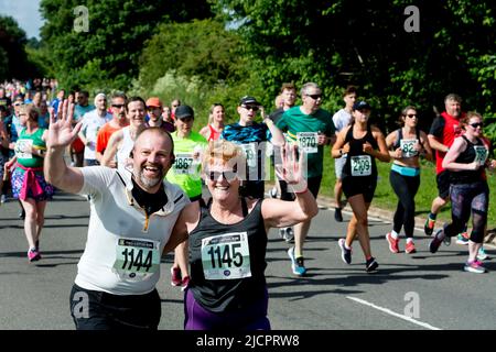 Läufer beim Straßenrennen 2022 Two Castles 10K, Warwickshire, Großbritannien Stockfoto