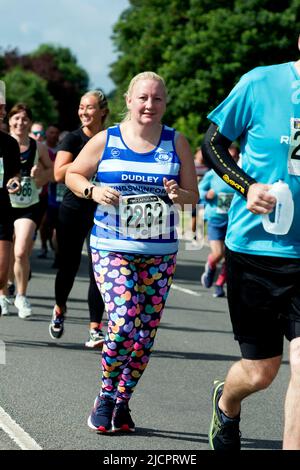 Läufer beim Straßenrennen 2022 Two Castles 10K, Warwickshire, Großbritannien Stockfoto