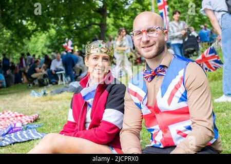 Die Menge auf der Mall in London, England, nahm die Platinum Jubilee Prozession von Königin Elizabeth II. Auf, die 2022 gefeiert wurde Stockfoto