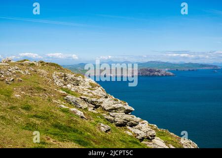 Blick über das ruhige blaue Meer zur Halbinsel Llyn vom Berg Mynydd Enlli auf Ynys Enlli oder Bardsey Island an der walisischen Westküste. Gwynedd, Nordwales, Großbritannien Stockfoto