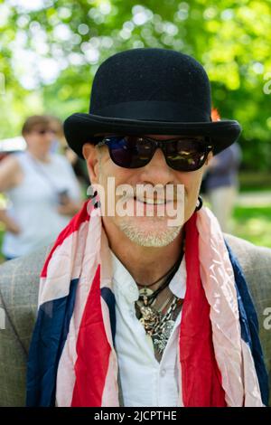Mann auf der Mall in London, England während der Platinum Jubilee Prozession von Königin Elizabeth II, die 2022 gefeiert wird Stockfoto