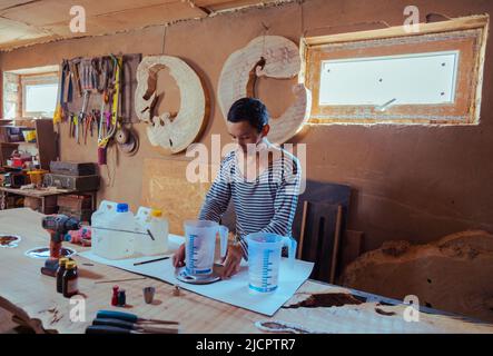 Zimmermann bereitet Werkzeuge für die Holzbearbeitung und Zimmermannsherstellung vor. Prozess der Herstellung von Holztisch Stockfoto