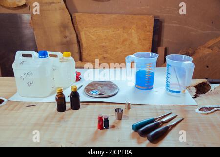 Tischlertisch mit Werkzeugen für die Holzbearbeitung Stockfoto