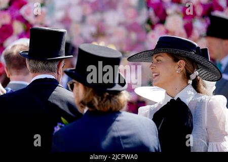 Rennfahrer kommen vor dem Rennen am zweiten Tag von Royal Ascot auf der Rennbahn Ascot an. Bilddatum: Mittwoch, 15. Juni 2022. Stockfoto