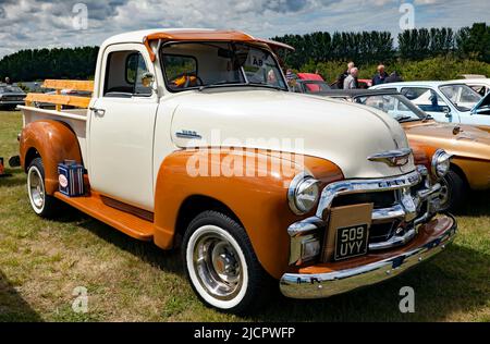 Drei Viertel Vorderansicht eines Chevrolet 3100 Trucks aus dem Jahr 1954 auf der Deal Classic Car Show 2022 Stockfoto