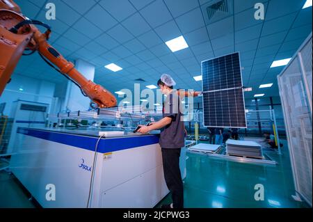 YANGZHONG, CHINA - 15. JUNI 2022 - Ein Servicemitglied nutzt einen Industrieroboter in einer Produktionswerkstatt für Solarmodule in Yangzhong, Jian Stockfoto