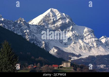 Frankreich, Savoie Albertville, das Dorf Pallud und der verschneite Mont-Charvin Stockfoto