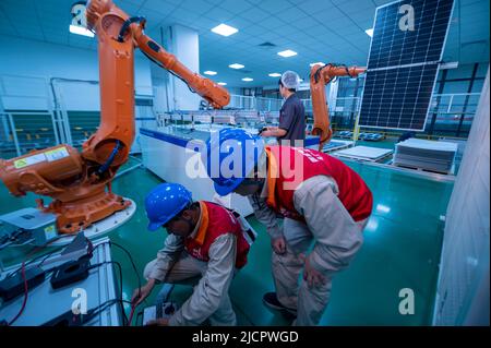 YANGZHONG, CHINA - 15. JUNI 2022 - Ein Servicemitglied verwendet eine Infrarot-Temperaturpistole, um die Temperatur der Produktionsanlagen in der sol zu messen Stockfoto