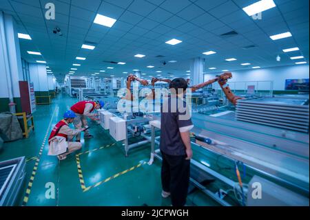 YANGZHONG, CHINA - 15. JUNI 2022 - Ein Servicemitglied verwendet eine Infrarot-Temperaturpistole, um die Temperatur der Produktionsanlagen in der sol zu messen Stockfoto