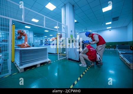 YANGZHONG, CHINA - 15. JUNI 2022 - Ein Servicemitglied verwendet eine Infrarot-Temperaturpistole, um die Temperatur der Produktionsanlagen im Wor zu messen Stockfoto