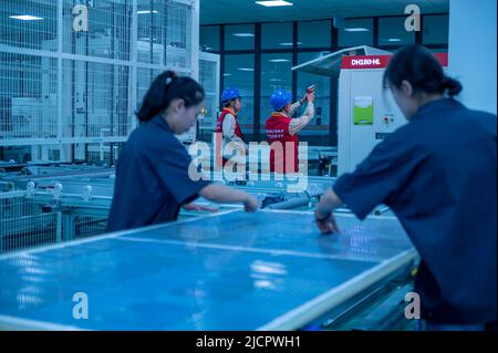 YANGZHONG, CHINA - 15. JUNI 2022 - Ein Servicemitglied verwendet eine Infrarot-Temperaturpistole, um die Temperatur der Produktionsanlagen in der sol zu messen Stockfoto