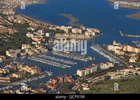 Frankreich, Aude, Gruissan, das Resort ist das Hauptdepartement von Aude im Golf von Löwen (Luftaufnahme) Stockfoto