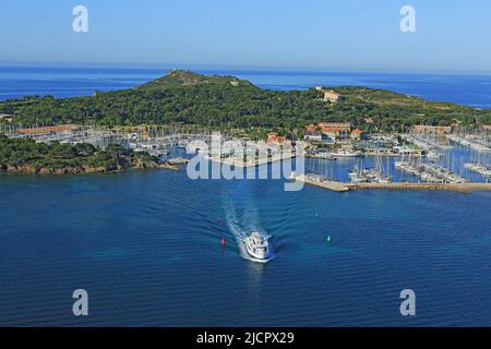 Frankreich, Var, Embiez Island, die größte Insel und ihr Hafen, gegenüber der Stadt Six-Fours-les-Plages (Luftaufnahme) Stockfoto