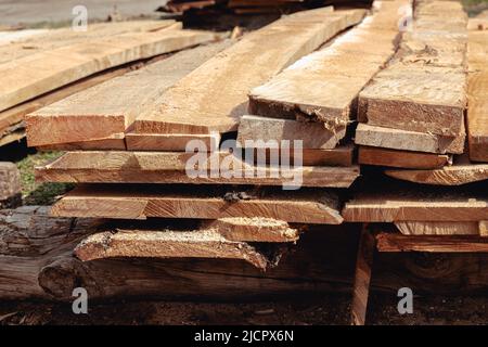 Gestapeltes Holz. Gefaltetes Holz.Nahaufnahme Holzbretter. Holzplanken übereinander im Lager gestapelt.Holz für den Einsatz im Bauwesen Stockfoto