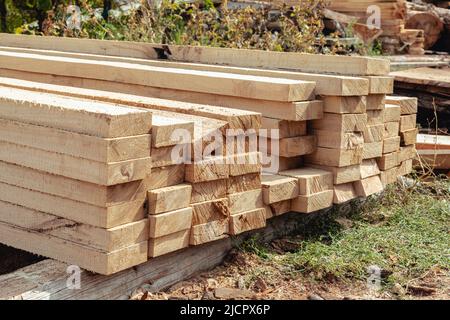 Gestapeltes Holz. Gefaltetes Holz.Nahaufnahme Holzbretter. Holzplanken übereinander im Lager gestapelt.Holz für den Einsatz im Bauwesen Stockfoto