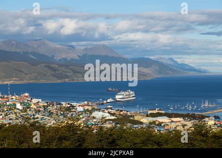 Ushuaia, Argentinien - 15. Februar 2017: Luftaufnahme des Stadthafens von Ushuaia mit Booten und Frachtschiffen. Das Ende der Welt Stockfoto