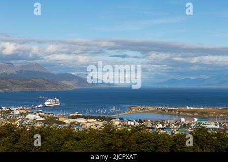 Ushuaia, Argentinien - 15. Februar 2017: Luftaufnahme des Stadthafens von Ushuaia mit Booten und Frachtschiffen. Das Ende der Welt Stockfoto