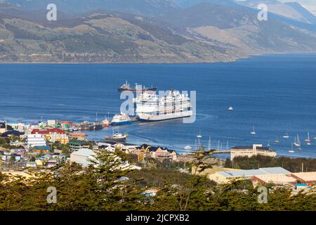 Ushuaia, Argentinien - 15. Februar 2017: Luftaufnahme des Hafens von Ushuaia mit Booten und Frachtschiffen Stockfoto