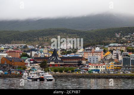 Ushuaia, Argentinien - 15. Februar 2017: Boote und Frachtschiffe im Hafen von Ushuaia. Das Ende der Welt Stockfoto