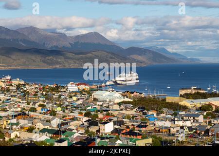 Ushuaia, Argentinien - 15. Februar 2017: Luftaufnahme des Hafens von Ushuaia mit Booten und Frachtschiffen Stockfoto