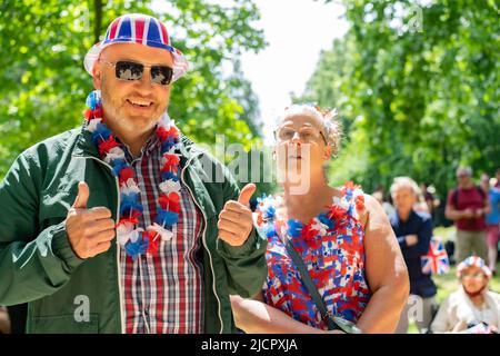 Die Menge auf der Mall in London, England, nahm die Platinum Jubilee Prozession von Königin Elizabeth II. Auf, die 2022 gefeiert wurde Stockfoto