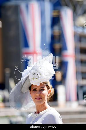 Rennfahrer kommen vor dem Rennen am zweiten Tag von Royal Ascot auf der Rennbahn Ascot an. Bilddatum: Mittwoch, 15. Juni 2022. Stockfoto