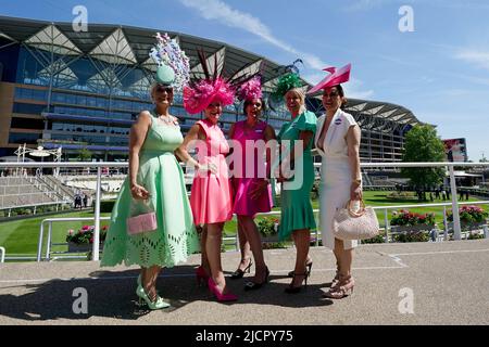 Rennfahrer kommen vor dem Rennen am zweiten Tag von Royal Ascot auf der Rennbahn Ascot an. Bilddatum: Mittwoch, 15. Juni 2022. Stockfoto