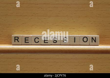 Rezessionskonzept, das Wort Rezession in Holzblöcken auf einem Holzhintergrund mit Kopierraum Stockfoto