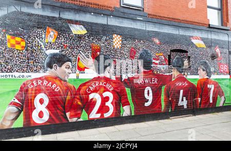 Wandgemälde des FC Liverpool mit berühmten Spielern - Steven Gerrard, Jamie Carragher, Robbie Fowler, Virgil van Dijk und Kenny Dalglish - Anfield, Liverpool, Großbritannien Stockfoto