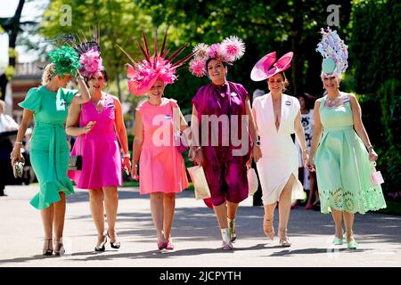 Rennfahrer kommen vor dem Rennen am zweiten Tag von Royal Ascot auf der Rennbahn Ascot an. Bilddatum: Mittwoch, 15. Juni 2022. Stockfoto