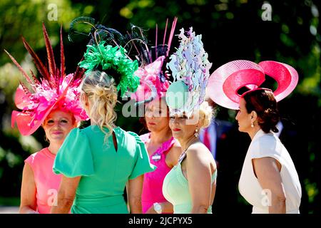 Rennfahrer kommen vor dem Rennen am zweiten Tag von Royal Ascot auf der Rennbahn Ascot an. Bilddatum: Mittwoch, 15. Juni 2022. Stockfoto