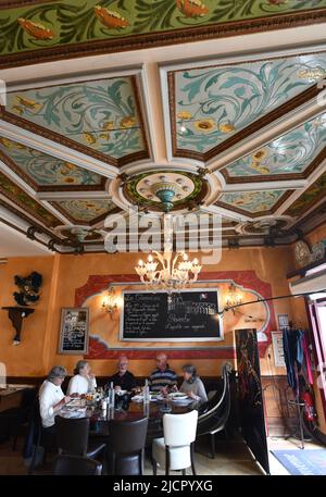 Italienisches Restaurant mit prachtvoller Art déco-Kacheldecke in Bourges, Frankreich Stockfoto