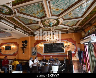 Italienisches Restaurant mit prachtvoller Art déco-Kacheldecke in Bourges, Frankreich Stockfoto