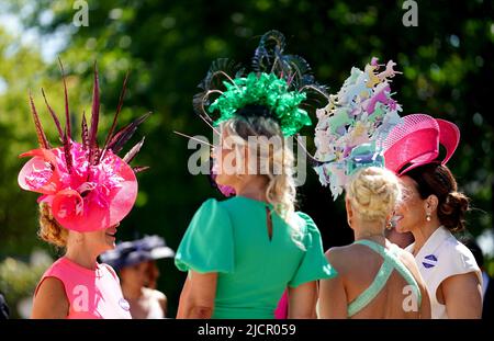 Rennfahrer kommen vor dem Rennen am zweiten Tag von Royal Ascot auf der Rennbahn Ascot an. Bilddatum: Mittwoch, 15. Juni 2022. Stockfoto