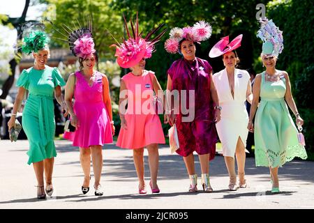 Rennfahrer kommen vor dem Rennen am zweiten Tag von Royal Ascot auf der Rennbahn Ascot an. Bilddatum: Mittwoch, 15. Juni 2022. Stockfoto