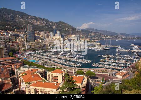 Panorama-Luftaufnahme von Monaco und Port Hercule, weite Sicht auf die Stadt, Berge und Hafen, Luxusyachten und Apartments in La Condamine Stockfoto