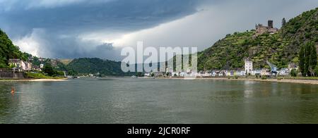 Sankt Goar und der Rhein. Oberhalb von Sankt Goar das Schloss Katz. Stockfoto