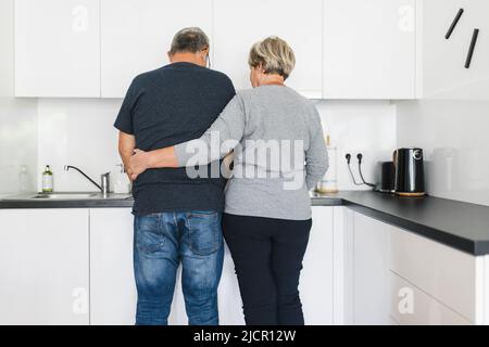 Glückliches romantisches Seniorenpaar in Liebe Kochen zusammen zu Hause Stockfoto